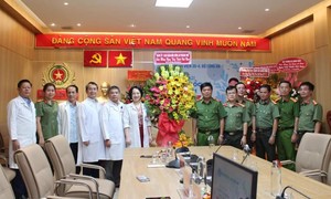 Công an TPHCM thăm, chúc mừng các đơn vị y tế nhân ngày Thầy thuốc Việt Nam