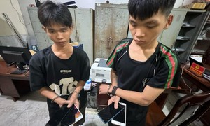 Bắt nhanh hai đối cướp giật 5 chiếc điện thoại di động tại “shop” lề đường