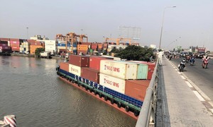Tàu chở container tải trọng 4.600 tấn đứt neo trôi dạt kẹt dưới cầu Đồng Nai
