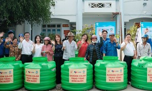 Saigon Co.op tặng nước uống và bồn chứa nước cho người dân Tiền Giang