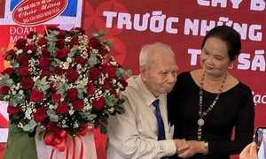 Nhà văn Đoàn Minh Tuấn ra mắt sách ở tuổi 92