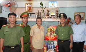 Trung tướng Lê Hồng Nam thăm, tặng quà gia đình chính sách nhân ngày Thương binh - Liệt sĩ