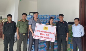 Công an TPHCM vượt hàng ngàn cây số mang quà ra hỗ trợ người dân vùng bão lũ