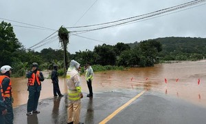 Công an tỉnh Bình Phước 'phản ứng nhanh' giúp dân trong mưa lũ