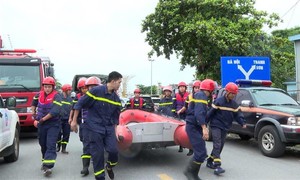 Lực lượng Công an khẩn trương cứu nạn, cứu hộ vụ sập cầu Phong Châu