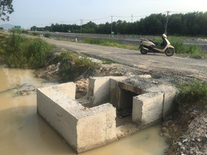 Đường dân sinh ven cao tốc Biên Hòa - Vũng Tàu mới làm đã xuống cấp, tiềm ẩn TNGT