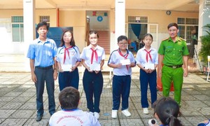 Công an xã Đất Đỏ trao học bổng, tuyên truyền phòng chống ma túy học đường