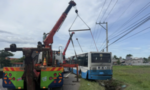 Xe khách mới mua trên đường chạy về nhà thì tông gãy cột điện, lật xuống mương