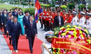 Thủ tướng Lê Minh Hưng đặt vòng hoa tại Đài Độc lập, Đài tưởng niệm cố Quốc vương Norodom Sihanouk, Đài Hữu nghị Campuchia-Việt Nam