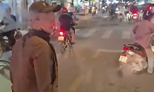 Video: Công an xác minh người đàn ông chửi bới tài xế xe tải, cầm gậy đập vỡ kính chắn gió