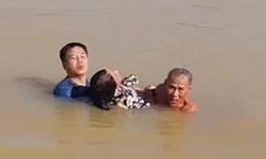 Video: Khoảnh khắc Thượng tá CSGT lao mình xuống sông Hương cứu người