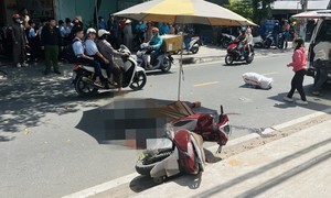 Tài xế xe tải đi bộ băng qua đường bị xe máy tông tử vong