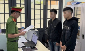 Khởi tố 2 đối tượng tuổi teen vác dao ra đường đe dọa nhười dân để... thể hiện bản thân