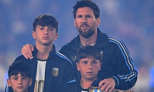 Video: Messi bật khóc trên đường ra sân đá trận cuối cùng chia tay đội tuyển Argentina