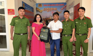Biểu dương CBCS Công an hỗ trợ người dân tìm lại tài sản thất lạc trị giá gần 250 triệu đồng