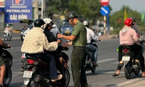 Công an phường Tân Uyên: Tiếp sức người dân trên đường quay lại làm việc sau kỳ nghỉ Tết