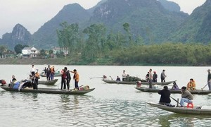 Khen thưởng hai cha con cứu vớt 5 người trong vụ lật thuyền trên sông Gianh