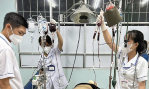 Bốn thầy thuốc hiến máu cứu người trong ca trực đêm