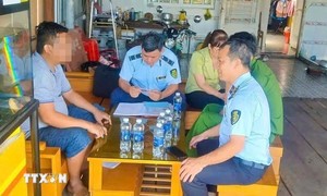 Hai cây xăng bị xử phạt vì bán nhỏ giọt, tự ý nâng giá