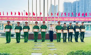 Khen thưởng đột xuất thành tích phá nhanh vụ cướp tài sản xảy ra tại xã Tân Nhựt