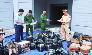 Thu giữ trên 2,3 tấn xúc xích, chả mực, lạp xưởng, thanh cua… trôi nổi, bao bì in chữ Trung Quốc