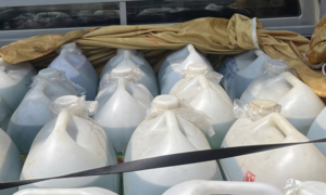 Bắt quả tang vụ vận chuyển lậu 900 lít xăng qua Lào tiêu thụ