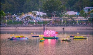 Nhờ có “mưa đỏ” mới thấy “hoa vàng”