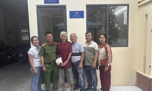 Công an phường Đông Hưng Thuận hỗ trợ cụ ông đi lạc trở về đoàn tụ với gia đình