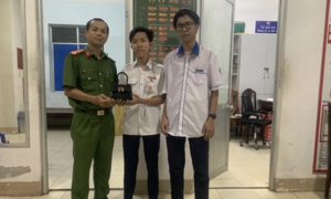Biểu dương hai học sinh nhặt được của rơi đến nhờ công an tìm người trả lại