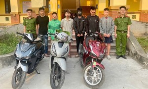 Triệu tập 11 thanh thiếu niên dùng chai lọ ném vào người đi đường gây thương tích