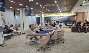 Đột kích sòng Poker trong khách sạn ven biển, bắt quả tang hơn 80 người đang sát phạt
