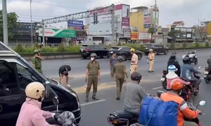 Công an phường Đông Hưng Thuận xử lý sự cố nhớt đổ trên cầu Tham Lương, đảm bảo ATGT