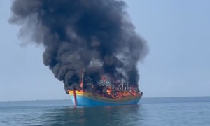 Video tàu cá có 21 thuyền viên bất ngờ bốc cháy dữ dội ngoài khơi