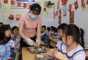 TPHCM: Một số trường học dừng tổ chức bữa ăn bán trú sau sự cố học sinh ngộ độc