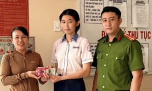 Tuyên dương nữ sinh nhặt được bóp tiền nhờ công an tìm người trả lại