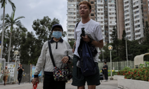 Người dân nghẹn ngào khi trở lại hiện trường vụ cháy 7 tòa nhà chung cư khiến 168 người tử vong ở Hồng Kông