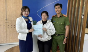 Tuyên dương nữ công nhân trả lại số tiền hàng trăm triệu đồng chuyển khoản nhầm