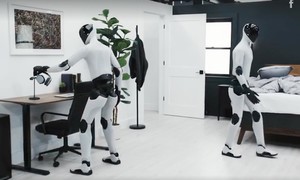 Hai robot hình người phối hợp nhịp nhàng dọn dẹp căn phòng chỉ trong hai phút