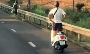Công an vào cuộc xác minh nam thanh niên thả 2 tay, đứng trên xe máy khi xuống dốc