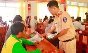 Xã Đất Đỏ: Tuyên truyền pháp luật về xe công nông, xe tự chế cho người dân