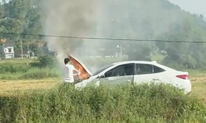 Video: Ôtô bất ngờ bốc cháy khi chạy qua đường phơi rơm