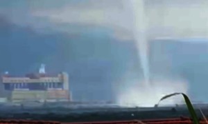Clip vòi rồng khổng lồ bất ngờ xuất hiện ở Quảng Ninh