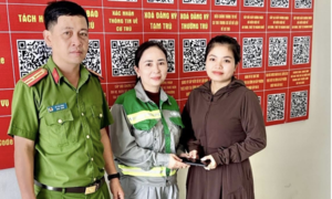 Tuyên dương đức tính trung thực của một nữ công nhân môi trường