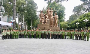 Cụm Thi đua số 1 - Bộ Công an: Dâng hoa tại Tượng đài "Vì Bình yên cuộc sống"