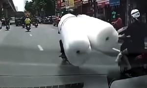 Video: Xe máy chở hàng cồng kềnh va quẹt giao thông khiến cô gái ngã nhào