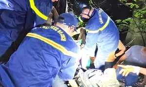 Xe tải lao xuống vực ở đèo Tô Na, Cảnh sát xuyên đêm giải cứu tài xế mắc kẹt trong ca-bin