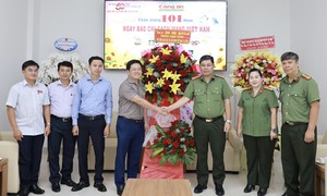Ban Chuyên đề Công an TPHCM tiếp tục đón nhiều đoàn đến thăm, chúc mừng