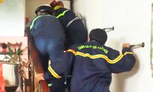 Video: Cảnh sát PCCC-CNCH Công an TPHCM kịp thời hỗ trợ đưa người bệnh đi cấp cứu