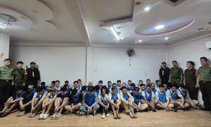 Cận ảnh Công an TPHCM khống chế nhóm người Trung Quốc lập 'đại bản doanh' hoạt động lừa đảo