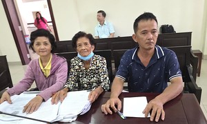 Cụ bà U80 mỏi mòn chờ phán quyết của tòa phúc thẩm